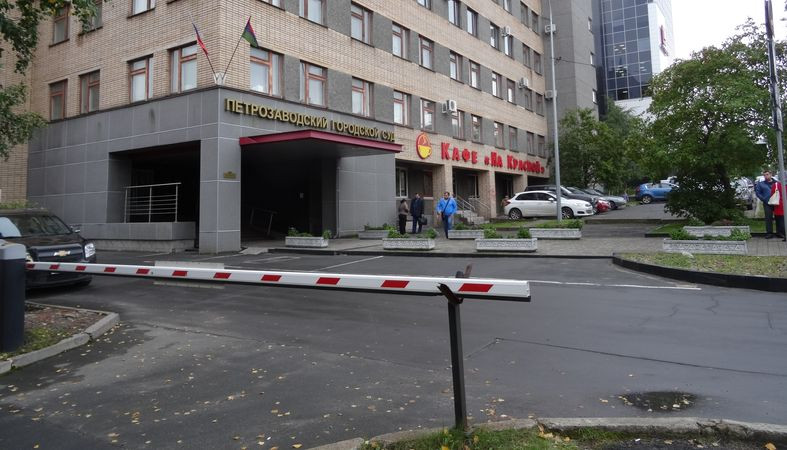Гражданина в подтяжках не пустили в здание Петрозаводского горсуда