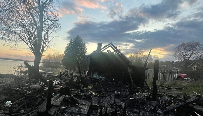 Опубликованы фотографии с места серьезного пожара в Петрозаводске