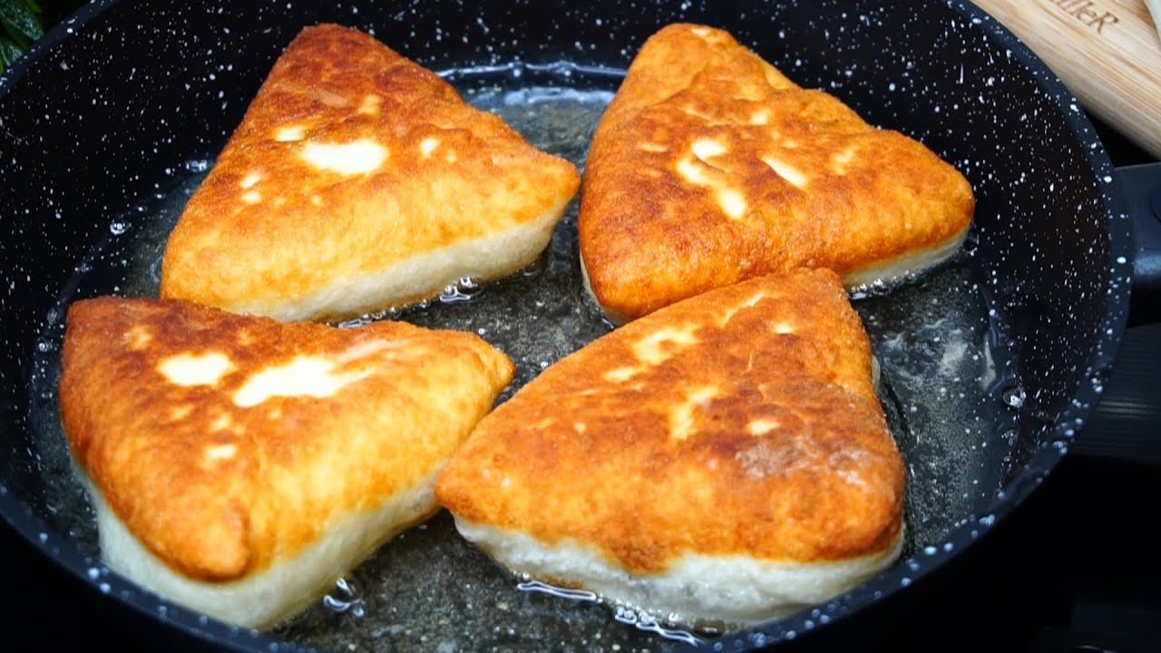 Кефирные треугольники на обычной сковороде: жарятся в минуты и разом заменяют хлеб, и пирог