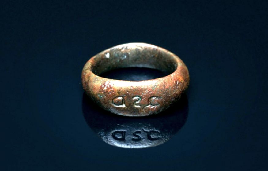 В могиле эпохи Меровингов обнаружили кольцо с аббревиатурой фразы «Кто подобен Богу»