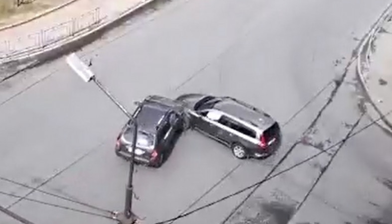 Два автомобиля жестко столкнулись в центре Петрозаводска