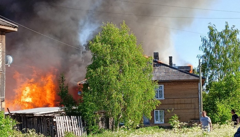 Сильный пожар бушует в Медвежьегорске – есть пострадавшие