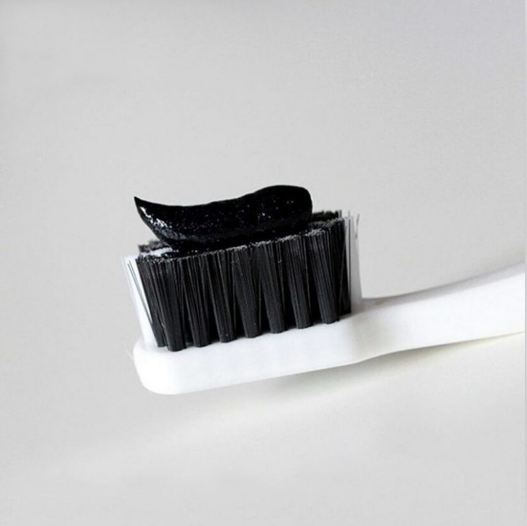 Вред и польза зубной пасты с углем. Правда ли, что она отбеливает зубы?