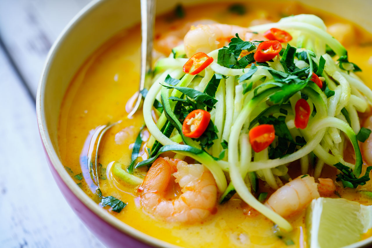 Тайский суп с креветками и рисовой лапшой
