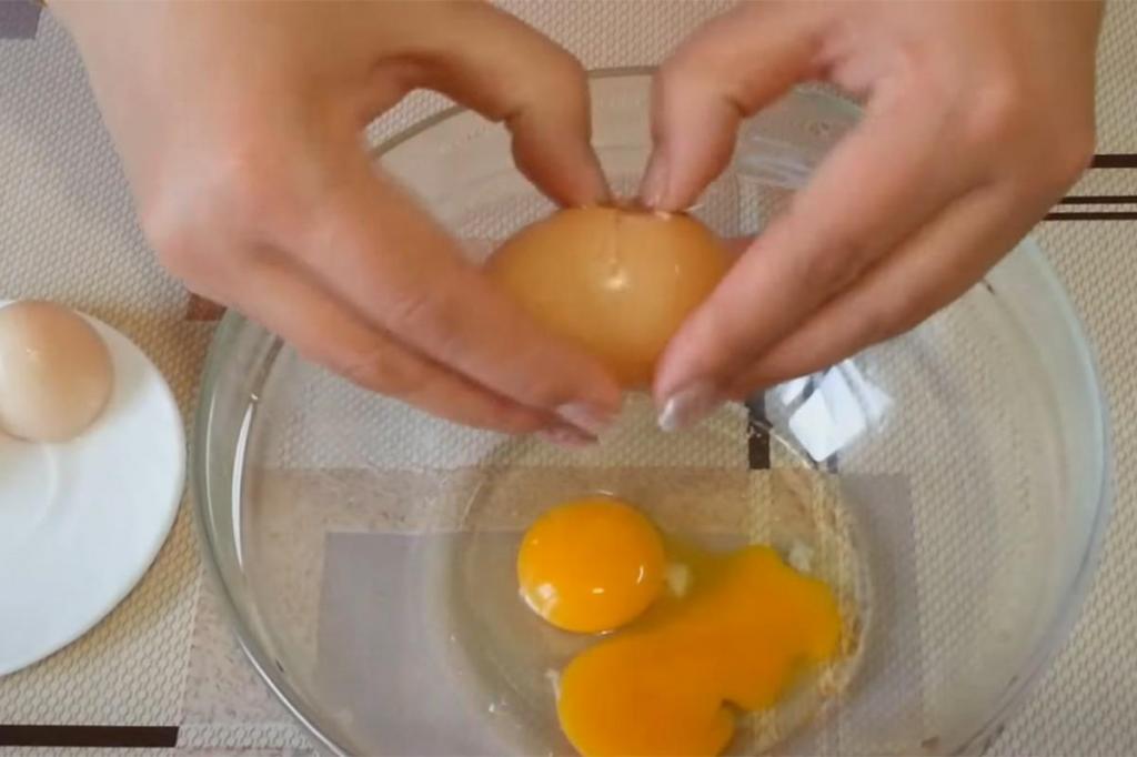 Включи 3 яйца. Разбейте яйца в миску. Разбить яйца в миску. Яйца разбитые в миске. Яйцо в мисочке.