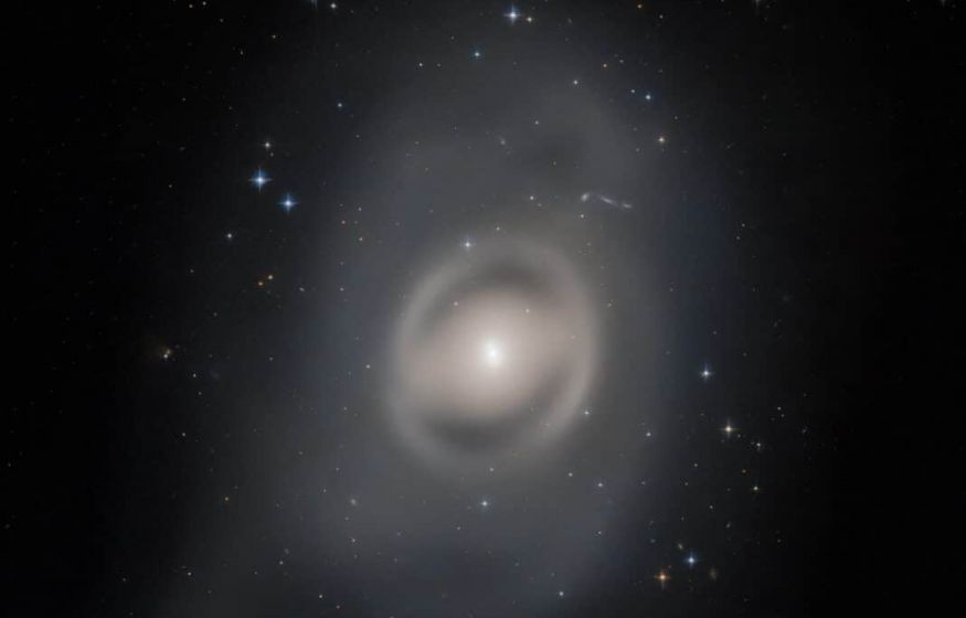 Космический телескоп «Хаббл» запечатлел галактику в прозрачной дымке