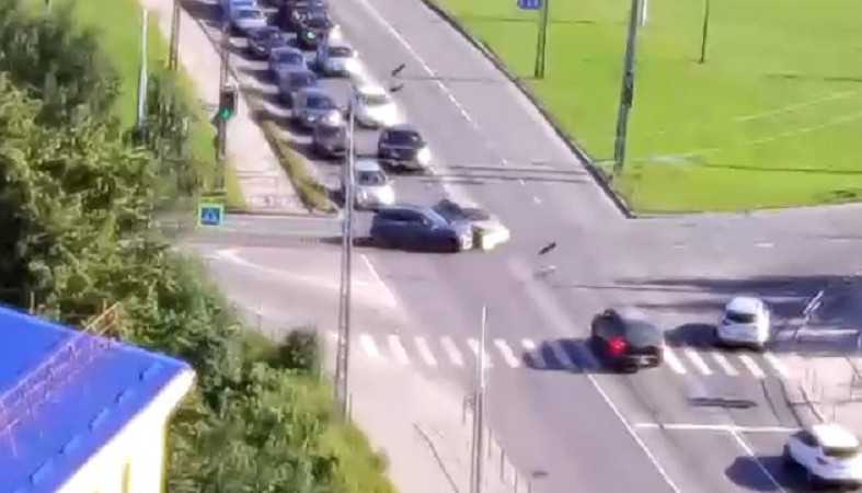 Два автомобиля жестко столкнулись на перекрестке в Петрозаводске