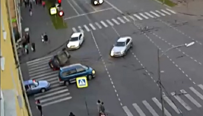 Автомобиль перевернулся после столкновения в центре Петрозаводска