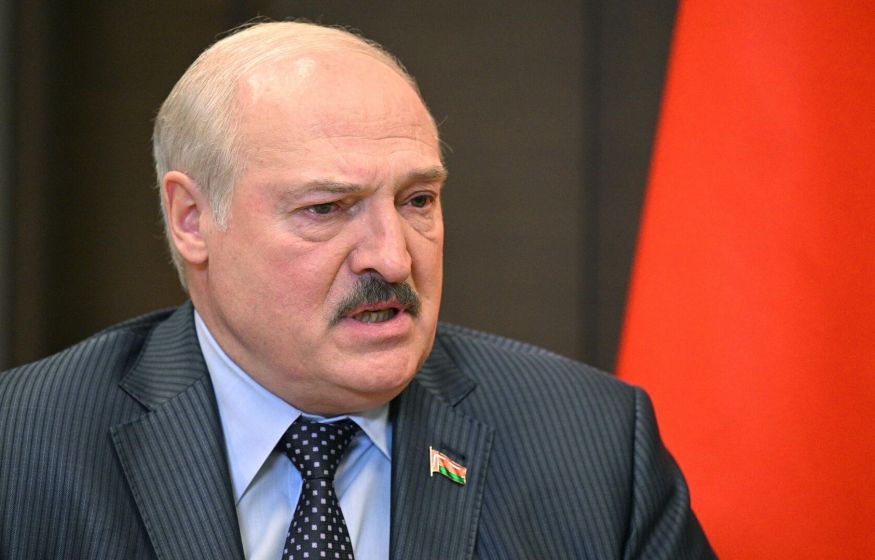 Лукашенко потерял равновесие на ступеньках