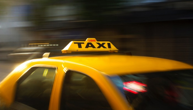 Злодей под видом пассажира ночью напал на таксистку, чтобы угнать авто