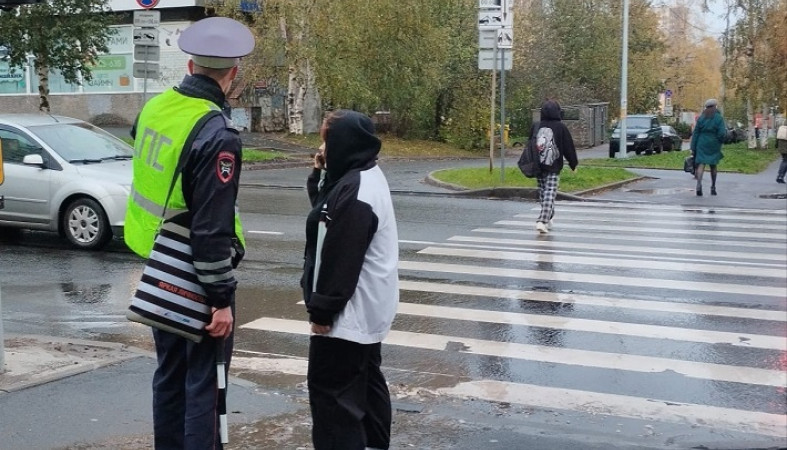 Водители и пешеходы игнорируют новый светофор в Петрозаводске